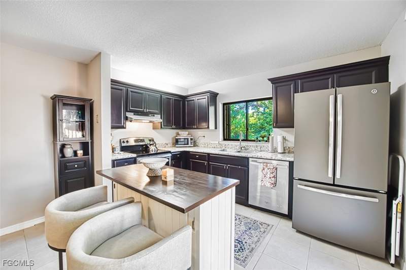 2 bedroom Townhouse at 1444 Park Shore Cir 3, Hamlet, Fort Myers — photo 2