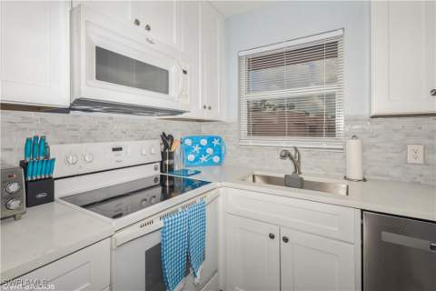 190 Turtle Lake Ct 311, Naples FL - photo 15 of 47