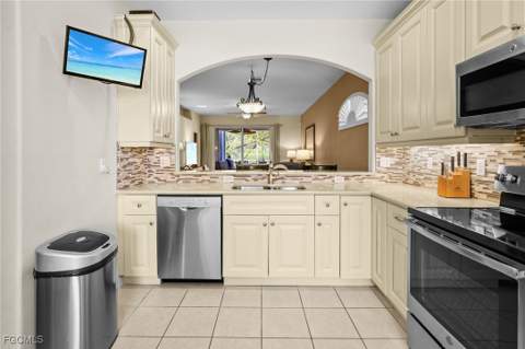 8103 Woodridge Pointe Dr, Fort Myers FL - photo 6 of 36