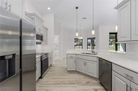 346 SW 28th Pl, Cape Coral FL - photo 6 of 23