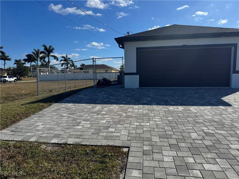 3 bedroom SingleFamilyResidence at 1004 Diplomat Pkwy W, Cape Coral, Cape Coral — photo 2