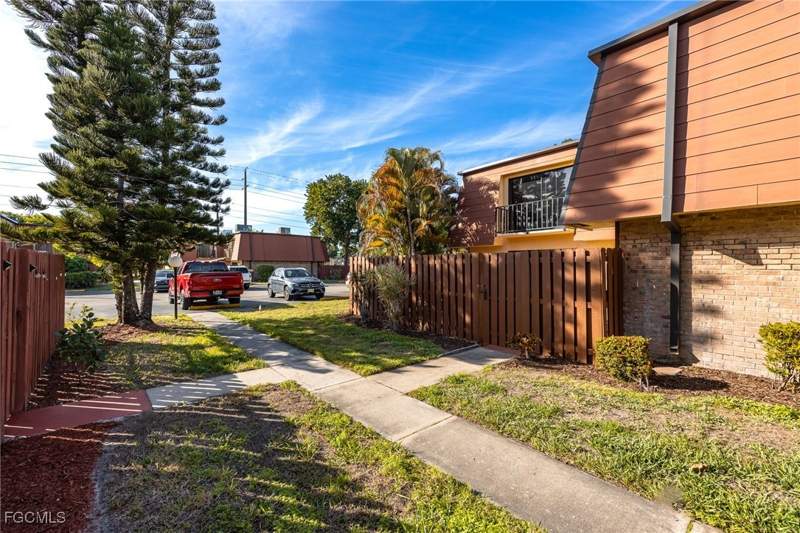2 bedroom Townhouse at 1550 Park Meadows Dr 2, Parkwoods Townhouse Community, Fort Myers — photo 3