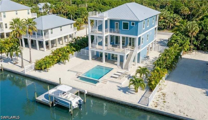 5 bedroom SingleFamilyResidence at 168 Chapel ST, SEAGRAPE, Fort Myers Beach — photo 1
