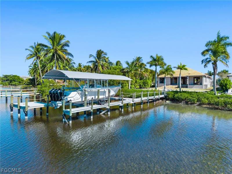 4 bedroom SingleFamilyResidence at 6901 Deep Lagoon Ln, Town And River, Fort Myers — photo 3
