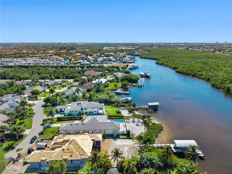 4 bedroom SingleFamilyResidence at 6901 Deep Lagoon Ln, Town And River, Fort Myers — photo 4