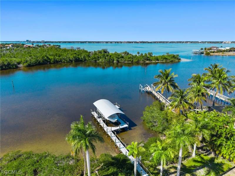 4 bedroom SingleFamilyResidence at 6901 Deep Lagoon Ln, Town And River, Fort Myers — photo 5