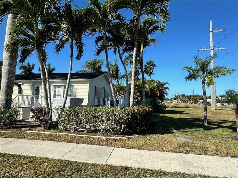 2 bedroom ManufacturedHome at 1671 Diamond Lake Cir, Silver Lakes, Naples — photo 3