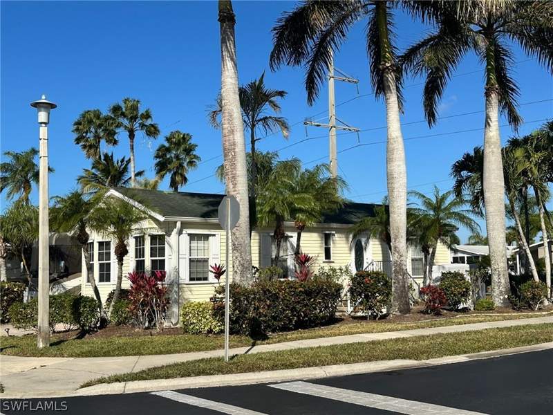 2 bedroom ManufacturedHome at 1671 Diamond Lake Cir, Silver Lakes, Naples — photo 4