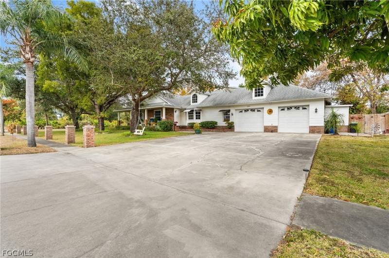 6 bedroom SingleFamilyResidence at 2724 3rd St SW, Lehigh Acres, Lehigh Acres — photo 2
