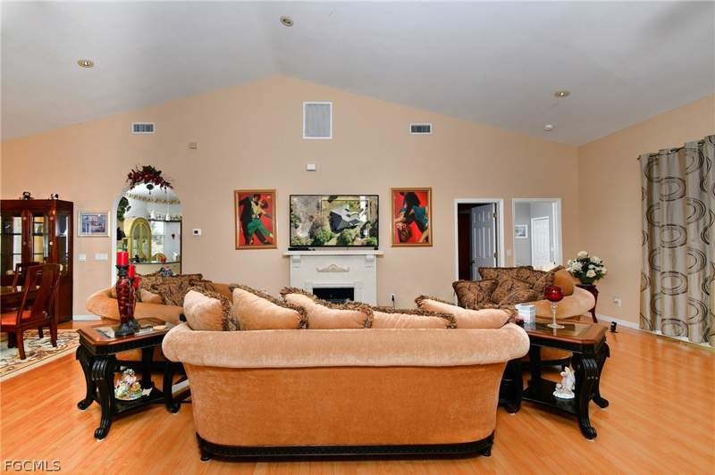 4 bedroom SingleFamilyResidence at 836 Worth Ave S, Lehigh Acres, Lehigh Acres — photo 5