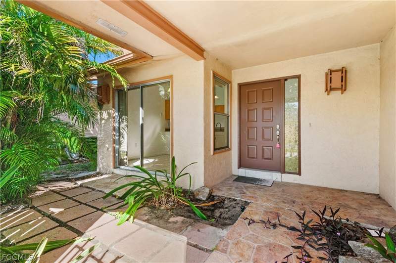 3 bedroom Detached at 6479 Royal Woods Dr, Royal Woods, Fort Myers — photo 2