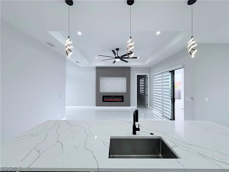 4 bedroom SingleFamilyResidence at 213 Kismet Pkwy E, Cape Coral, Cape Coral — photo 4