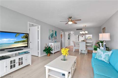 13 High Point Cir N 203, Naples FL - photo 9 of 34