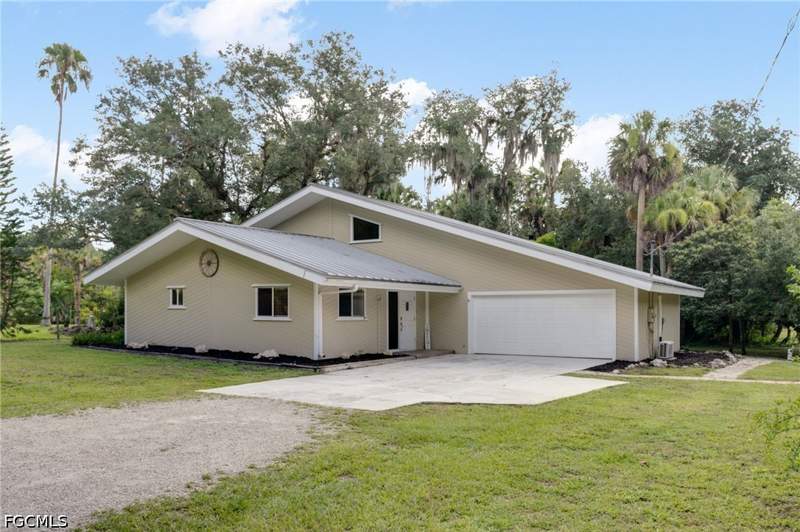 3 bedroom SingleFamilyResidence at 4613 Orange River Loop Rd, Citrus River Estates, Fort Myers — photo 2