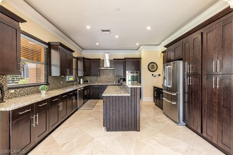 5 bedroom SingleFamilyResidence at 2135 Par Dr, Valencia Country Club, Naples — photo 3