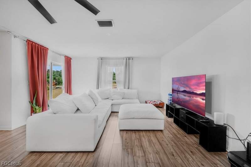 5 bedroom SingleFamilyResidence at 828 Youngreen Dr, Fort Myers, Fort Myers — photo 2