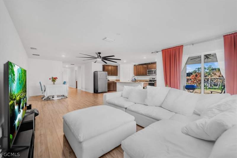5 bedroom SingleFamilyResidence at 828 Youngreen Dr, Fort Myers, Fort Myers — photo 3