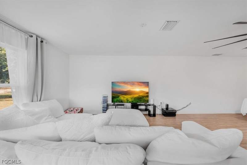 5 bedroom SingleFamilyResidence at 828 Youngreen Dr, Fort Myers, Fort Myers — photo 4