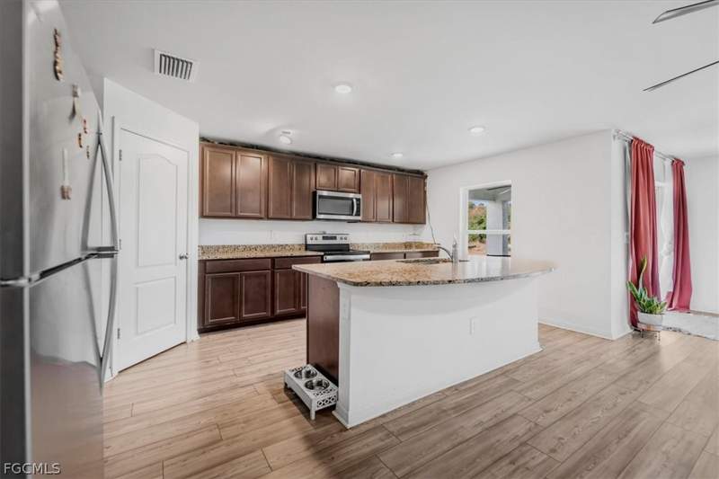 5 bedroom SingleFamilyResidence at 828 Youngreen Dr, Fort Myers, Fort Myers — photo 5