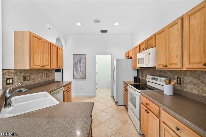 2 bedroom SingleFamilyResidence at 8923 Dartmoor Way, Crown Colony, Fort Myers — photo 5