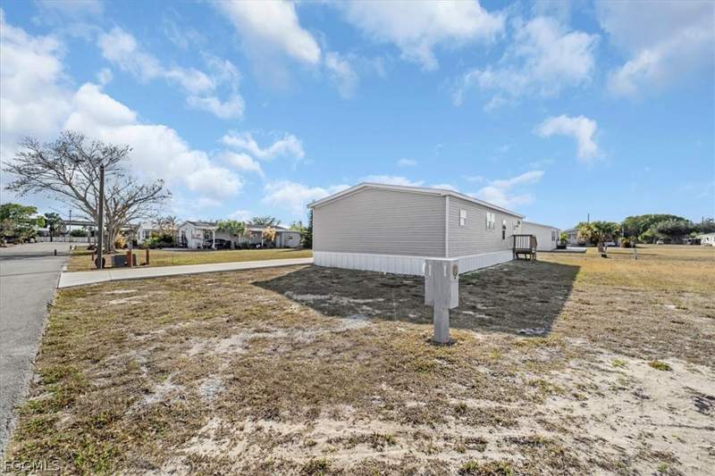 3 bedroom ManufacturedHome at 864 Yacht Club Way NW, Moore Haven, Moore Haven — photo 3