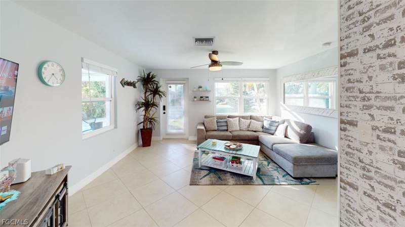 3 bedroom SingleFamilyResidence at 560 E Valley Dr, Bonita Shores, Bonita Springs — photo 4