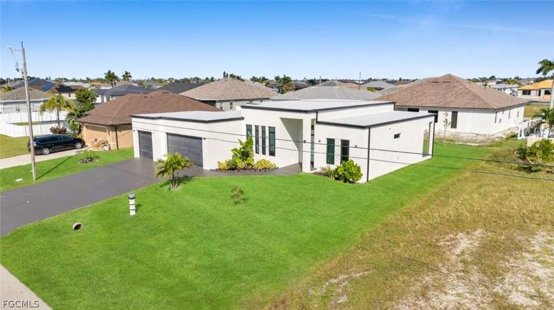3 bedroom SingleFamilyResidence at 113 SW 37th Ave, Cape Coral, Cape Coral — photo 3