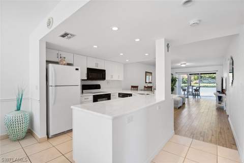 821 Gulf Pavilion Dr 106, Naples FL - photo 7 of 34