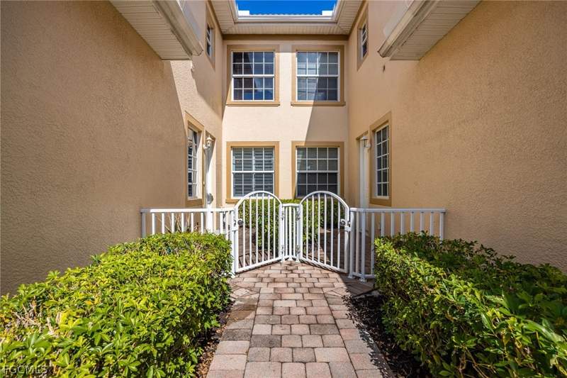 3 bedroom Townhouse at 5550 Berkshire Dr 202, Bell Tower Park, Fort Myers — photo 3