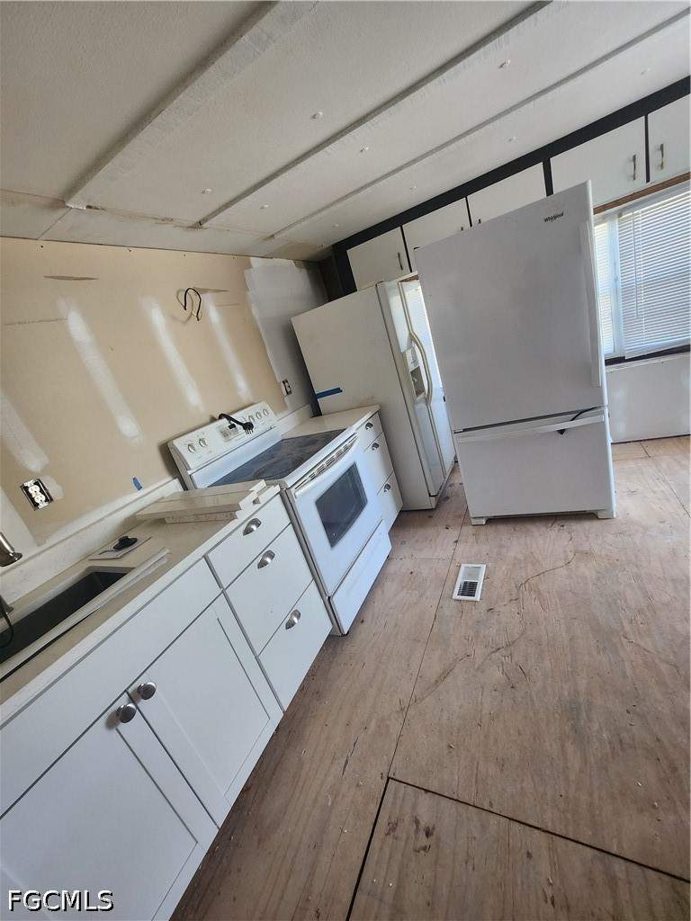 2 bedroom ManufacturedHome at 339 Shrub Ln S, Forest Park Mobile Home, North Fort Myers — photo 3