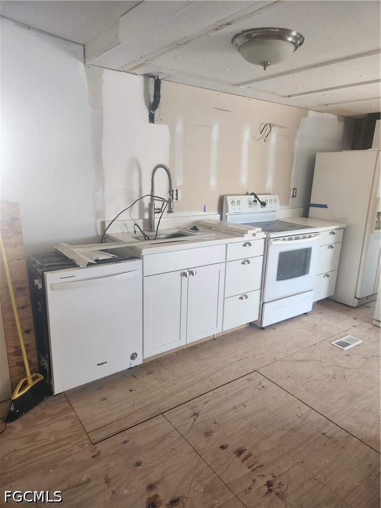 2 bedroom ManufacturedHome at 339 Shrub Ln S, Forest Park Mobile Home, North Fort Myers — photo 4