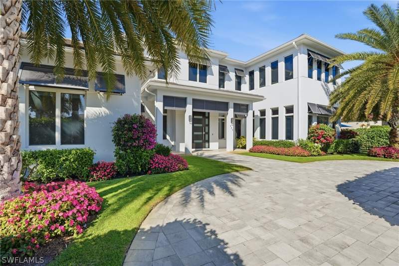 4 bedroom SingleFamilyResidence at 725 Harbour Dr, Moorings, Naples — photo 3