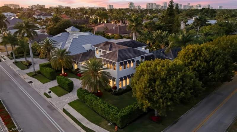 4 bedroom SingleFamilyResidence at 725 Harbour Dr, Moorings, Naples — photo 4