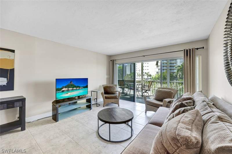 1 bedroom Condominium at 1 Bluebill Ave 409, Vanderbilt Towers, Naples — photo 2