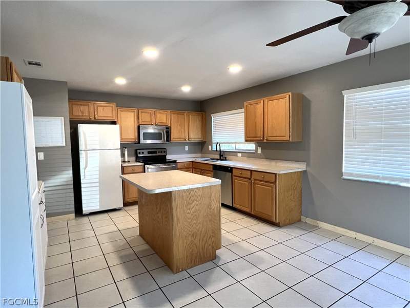 3 bedroom SingleFamilyResidence at 4040 S Edgewater Cir, Port Labelle, Labelle — photo 3
