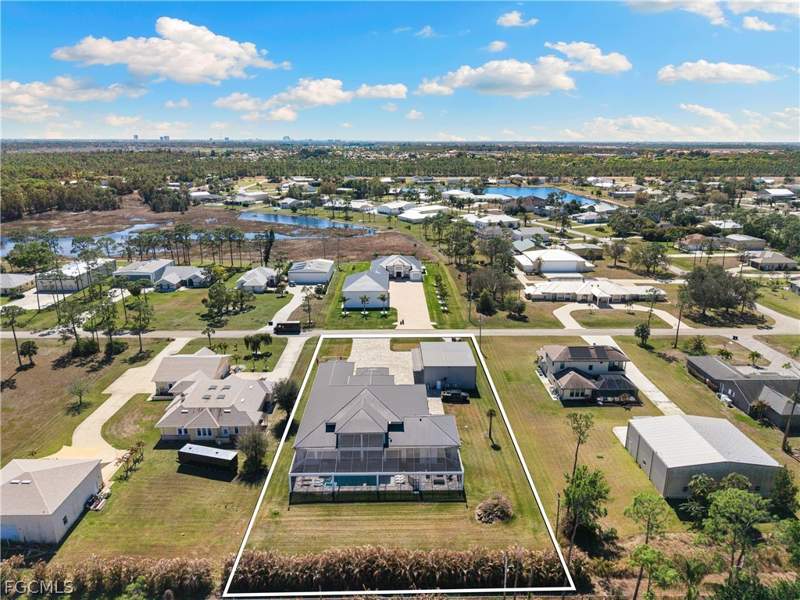 5 bedroom SingleFamilyResidence at 3701 Downwind Ln, Pine Shadows Air Park, North Fort Myers — photo 4