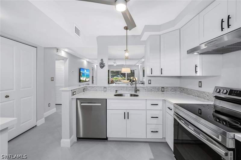 2 bedroom Condominium at 3055 Riviera Dr 102, Camelot Club, Naples — photo 5