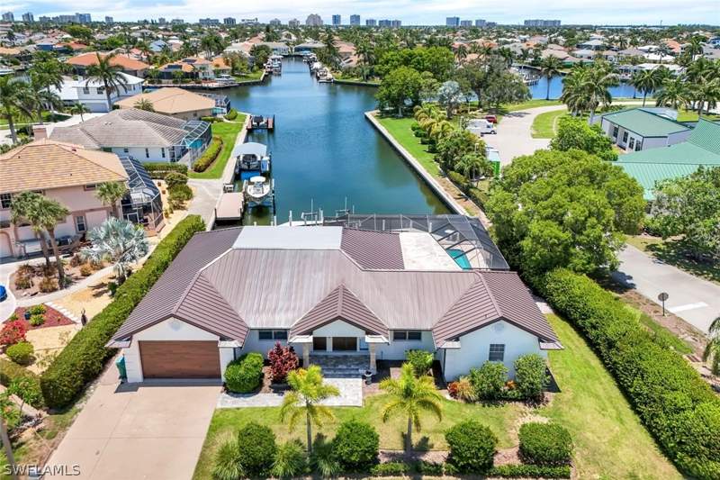 5 bedroom SingleFamilyResidence at 400 S Barfield Dr, Marco Island, Marco Island — photo 3