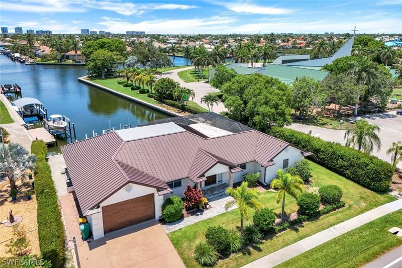 5 bedroom SingleFamilyResidence at 400 S Barfield Dr, Marco Island, Marco Island — photo 4