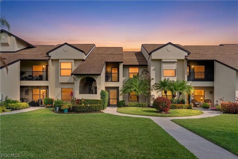 2 bedroom Condominium at 8430 Charter Club Cir 3, Club At Crystal Lake Condominium, Fort Myers — photo 3