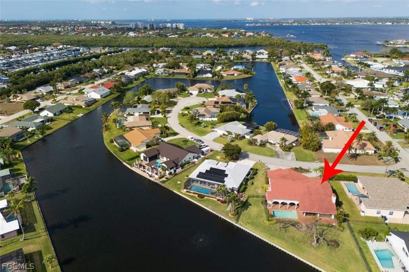 4 bedroom SingleFamilyResidence at 6896 Erin Marie Ct, Town And River, Fort Myers — photo 2