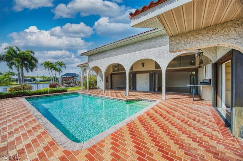 4 bedroom SingleFamilyResidence at 6896 Erin Marie Ct, Town And River, Fort Myers — photo 4