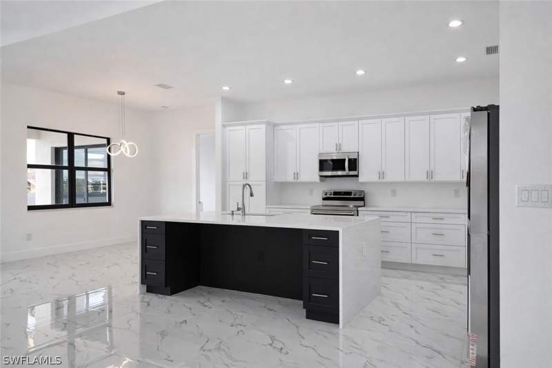 4 bedroom SingleFamilyResidence at 811 Dartmouth Ct, Mirror Lakes, Lehigh Acres — photo 3
