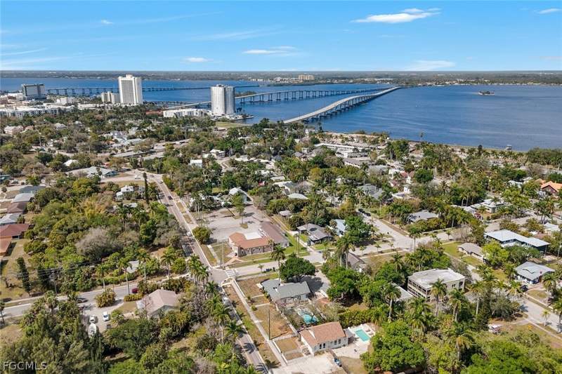 3 bedroom SingleFamilyResidence at 2723 Second St, Evans Addition, Fort Myers — photo 2