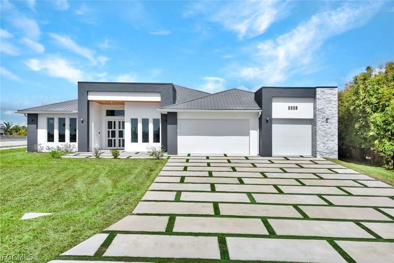 3 bedroom SingleFamilyResidence at 2029 SW 41st St, Cape Coral, Cape Coral — photo 2