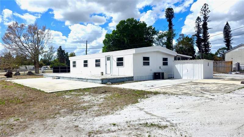 3 bedroom ManufacturedHome at 8180 Suncoast Dr, North Fort Myers, North Fort Myers — photo 2