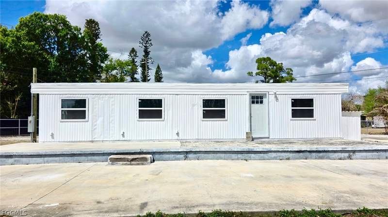 3 bedroom ManufacturedHome at 8180 Suncoast Dr, North Fort Myers, North Fort Myers — photo 3