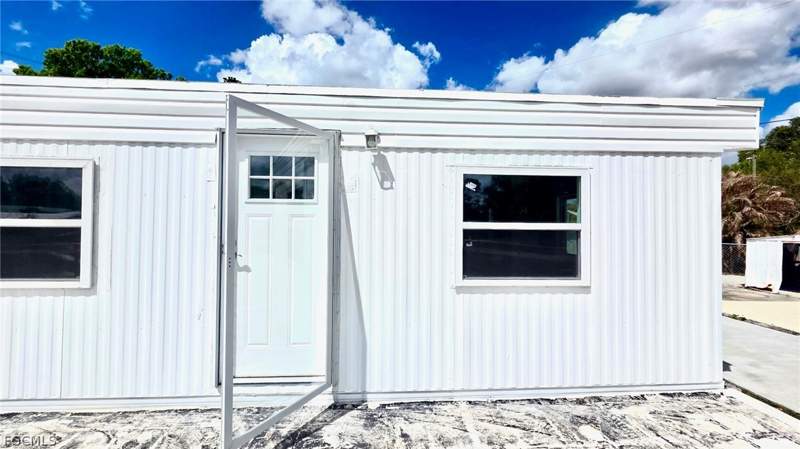 3 bedroom ManufacturedHome at 8180 Suncoast Dr, North Fort Myers, North Fort Myers — photo 4