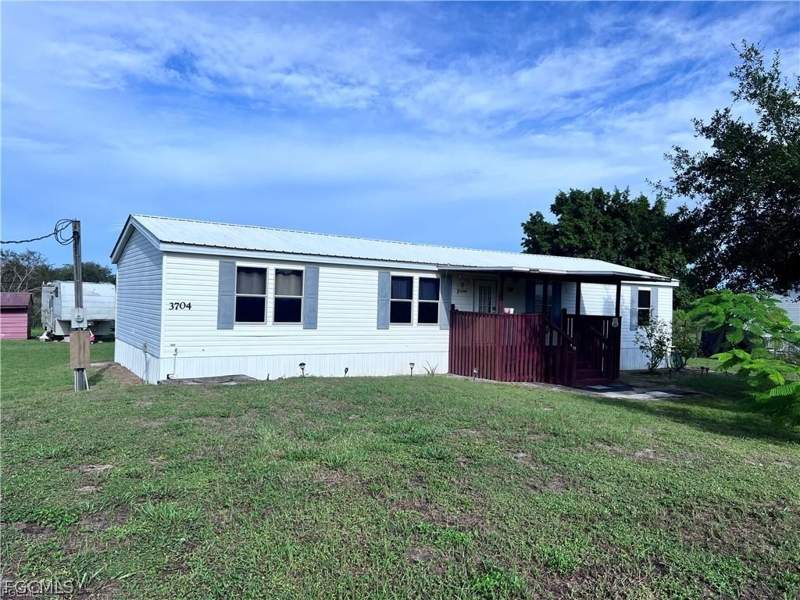 4 bedroom ManufacturedHome at 3704 Dustin Dr, Labelle, Labelle — photo 4