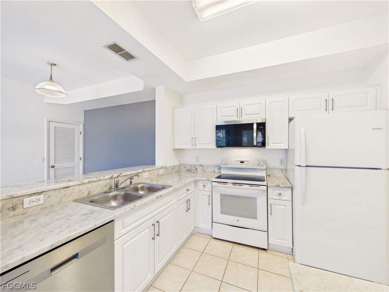 2 bedroom Condominium at 9015 Colby Dr 2012, Enclave, Fort Myers — photo 3